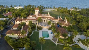Inundación en piscina de la mansión de Trump suscita sospechas entre fiscales del caso de documentos clasificados