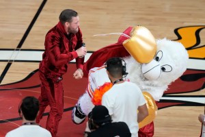 EN VIDEO: Así Conor McGregor mandó al hospital a la mascota de Miami Heat de un puñetazo