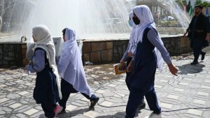 Más de 80 estudiantes afganas son envenenadas en dos colegios en el norte de Afganistán