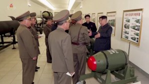 La foto de Kim Jong-un que alarma al mundo: Corea del Norte desarrolla misiles con mini cabezas nucleares más difíciles de interceptar