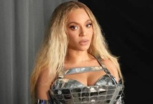 Beyoncé se robó las miradas con un extravagante look futurista (FOTOS)