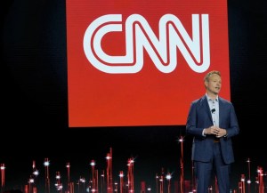 Chris Licht, CEO de CNN renunció tras revuelta de personal en la cadena de noticias