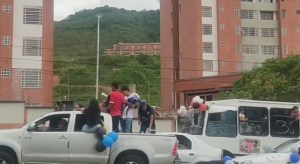 Pese a estar suspendidas, caravana de bachilleres congestionó las calles de San Cristóbal (VIDEOS)