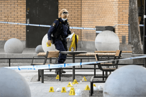 Tiroteo en Estocolmo: un adolescente muerto y tres personas heridas en un centro comercial