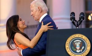 Biden, nuevamente en problemas: Lo acusan de tocar indebidamente a Eva Longoria (VIDEO)