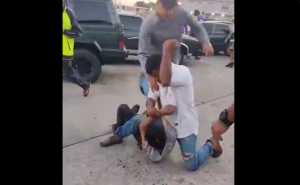 El momento en que dos conductores se fueron a las manos en una cola por gasolina en Carabobo (VIDEO)