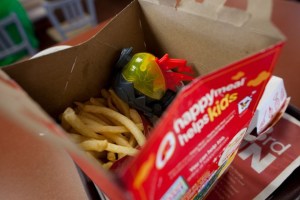 McPeligroso: Las “cajitas felices” de sus hijas en un McDonald’s de Míchigan contenían navajas