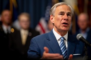Gobernador de Texas aprobó ley para prohibir shows sexuales en presencia de menores