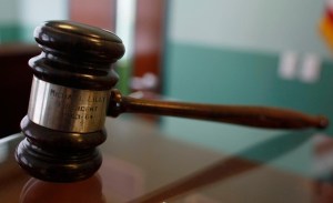 Corte de apelaciones suspende fallo de juez de Florida que permitía liberaciones masivas de inmigrantes