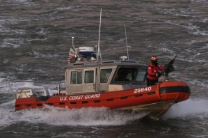 Guardia Costera de EEUU rescató con vida a joven en bote casi sumergido en el Atlántico
