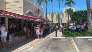 Trump es recibido por una multitud en el Café Versalles tras lectura de cargos en corte federal de Miami
