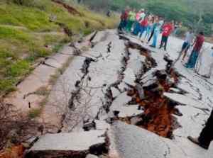 Habitantes de Los Humocaros en Lara, a nada de quedar aislados tras desplome de la carretera