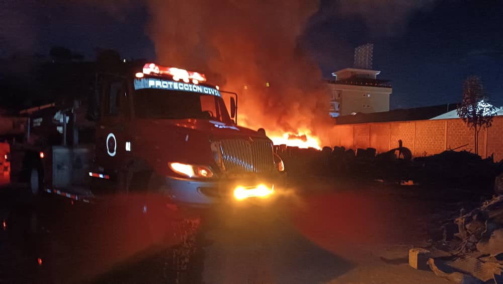 Bomberos atienden reactivación del incendio en un galpón de La Yaguara (Imágenes)