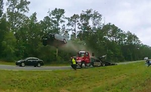¡De película! Carro voló más de 30 metros tras impactar por accidente contra una rampa de grúa en Georgia (VIDEO)