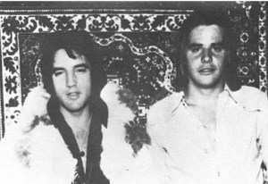 “Su gusto por las chicas jóvenes me enfermaba”: El hermanastro de Elvis asegura que “El Rey” se suicidó