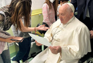 Difunden las primeras fotos del papa Francisco en el hospital: visitó a niños ingresados en oncología