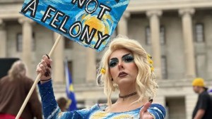 Juez de Florida bloqueó nueva ley contra espectáculos de “drag queens”