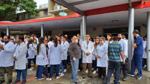 Estudiantes de Medicina vuelven a protestar frente a la dirección del Hospital Central de San Cristóbal