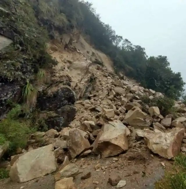 Vehicular passage between Mérida and Táchira interrupted by landslides (VIDEO)