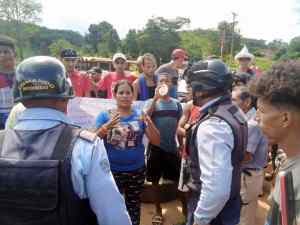 Mineros cumplen tres días de protesta en la Troncal 10 en Bolívar