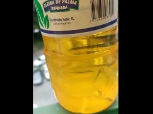 Vecina rechazó botella que no sabe si tiene aceite del Clap o gasolina iraní (VIDEO)