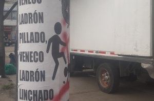 “Veneco ladrón linchado”: colgaron afiches de odio contra venezolanos en Bogotá