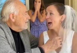 ¡Conmovedor! Un hombre con Alzheimer reconoció a su hija durante su boda (VIDEO)