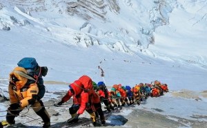 Gesto heroico en el Everest: renunció a hacer cumbre para salvar a un montañista de la “zona de la muerte”