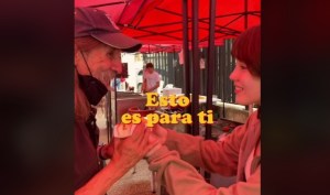 Invirtió 100 dólares a cambió de sonrisas: Joven invitó a comer a desconocidos en calles de Caracas (VIDEO)