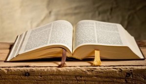 Biblias regresarán a bibliotecas de un distrito escolar en Utah tras protestas por su prohibición