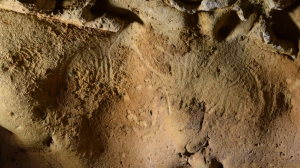 Fotos de la cueva que alberga los grabados más antiguos hechos por neandertales