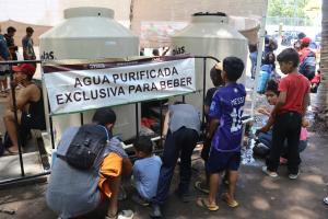 Migrantes venezolanos en campamentos improvisados en el sur de México se enferman por ola de calor