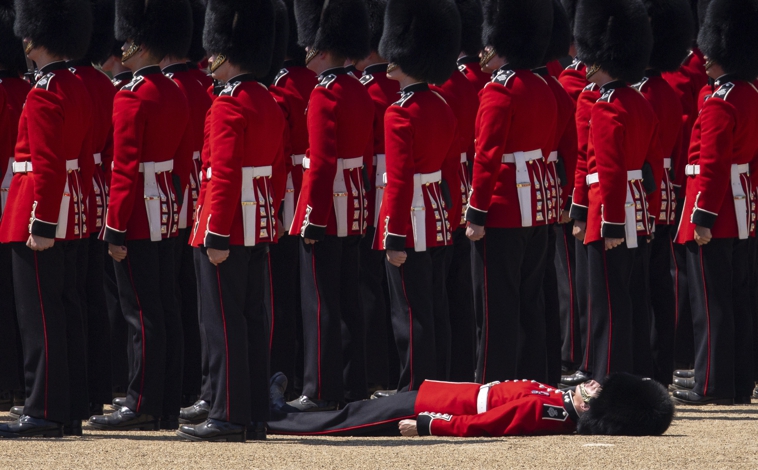 Varios miembros de la Guardia Real se desmayan por el calor en un desfile ante el príncipe Guillermo