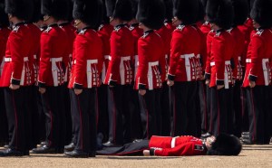 Varios miembros de la Guardia Real se desmayan por el calor en un desfile ante el príncipe Guillermo