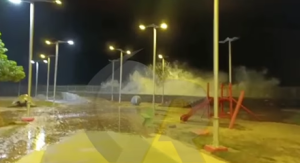 Fuerte oleaje mantiene en alerta a La Guaira: comando policial y parque temático de Macuto fueron afectados (VIDEOS)