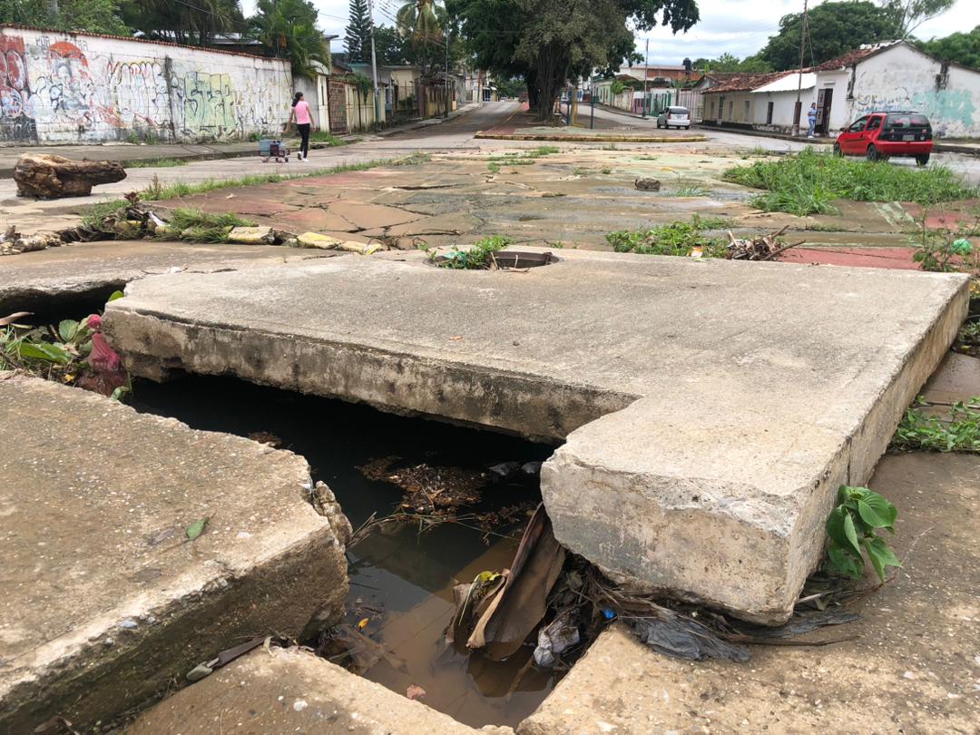 Colapso de tubería destrozó una plaza en Guárico y pone en riesgo a transeúntes