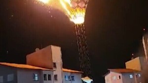 VIDEO impactante: Globo aerostático en llamas causa pánico al caer sobre un edificio