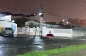 Carros tapiados y comercios afectados por intensas lluvias en Guanare este #5Jun (Video)