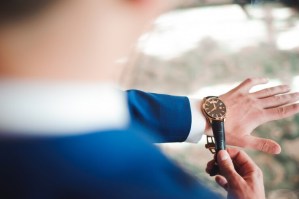 Intentaron robar un reloj de oro valorado en 70 mil euros…. a punta de mordiscos