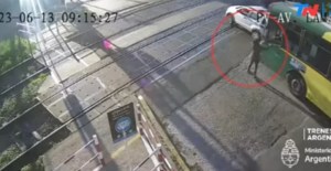 Se salvó de milagro: conductora escapó de su carro antes que fuera impactado por un tren en Argentina (Video)