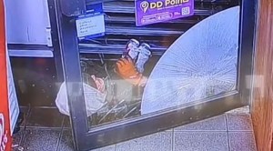 Robó una tienda y le tocó esperar a la policía por un insólito accidente (VIDEO)