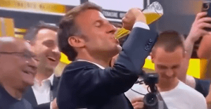 Macron fue grabado bebiéndose una cerveza a “fondo blanco” y se armó un escándalo en Francia (VIDEO)