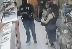 Sicarios acribillaron en una panadería a la esposa de un narco en Honduras (Video)