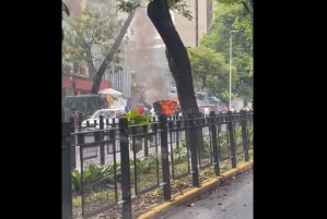 “¿Será que fue por la gasolina?”: Así se prendió en candela un carro en la Avenida Andrés Bello (VIDEO)