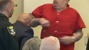 Momentos de tensión en la corte: Asesino le dio un codazo en la cara a abogado durante audiencia en Florida