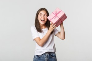 Su novio la sorprendió con una misteriosa caja por el cumpleaños y el regalo “top” enamoró a todos