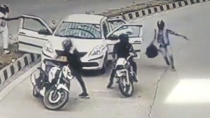 VIDEO: Motorizados asaltan un taxi a punta de pistola y se llevan más de 1.800 dólares