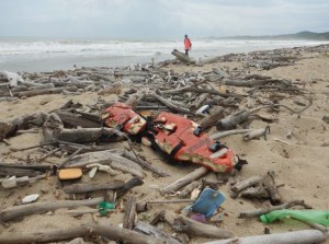 Rocas de plástico, el nuevo fenómeno que altera las costas del Mar Caribe