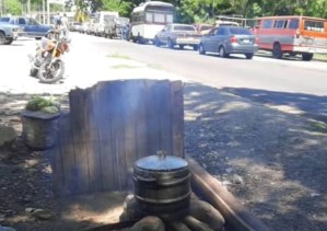 Tienen tantos días en la cola para echar gasolina en Yaracuy… que armaron un sancocho en plena vía (IMÁGENES)