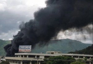 Imágenes espeluznantes de un incendio que se registra en la zona industrial de La Yaguara